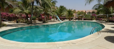 Belle piscine avec toboggan pour les enfants