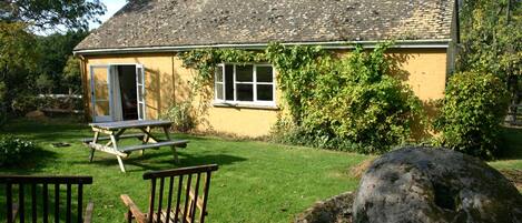 Cottage in idyllic rural setting with private south facing garden.