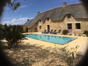 Vue générale côté Sud avec la piscine miroir à débordement 11mx4mx1m30