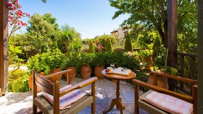 The veranda in front of the garden