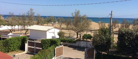 Overview entrance with parking and space just right on the beach, no road cross.