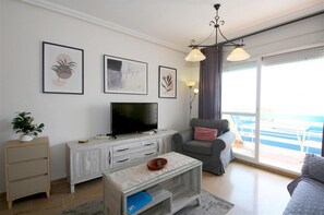 Modern and bright lounge with air conditioning and access to the terrace