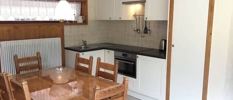 Kitchen / Dining Area