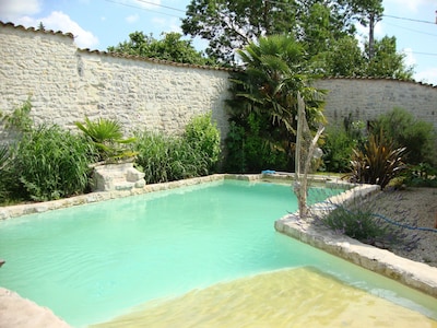 Traditionelles Kalksteinhäuschen mit Swimmingpool, attraktiver Terrasse und gutem La