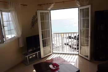 Waterfront Apartment with roof Terrace. Children free in summer.