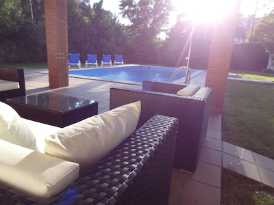 Villa privada de lujo con gran jardín y piscina, disfruta en familia - WIFI