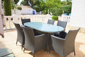 Alfresco dining area (large parasol provides shade when needed)