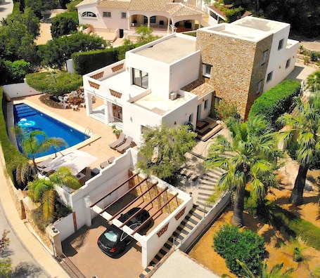 Aerial view. Absence of overlooking from neighbors. Swimming pool 11 m x 5 m.