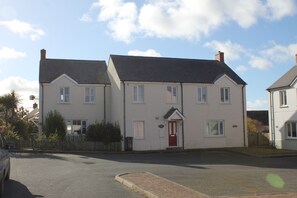 Sandy Toes has a red door, and is the centre house here.