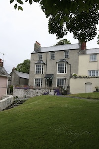 Large Family House In Penally, Pembrokeshire, Wales
