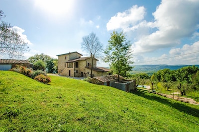 Detached villa with private/fenced pool 1km from village, 90 km northern Rome