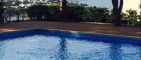 Piscine avec vue sur mer