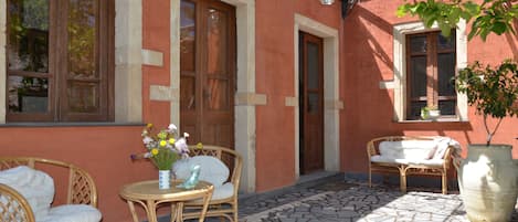 Cortile interno con gli accessi dalla sala pranzo e dalla camera matrimoniale