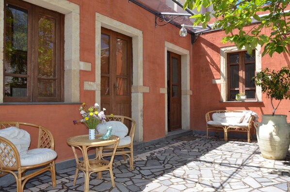 Cortile interno con gli accessi dalla sala pranzo e dalla camera matrimoniale