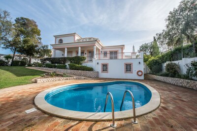 Villa mit eigenem Pool und WLAN 