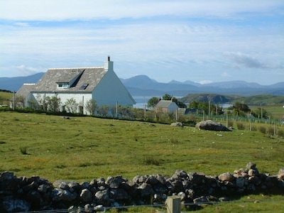 Elegante cabaña Achiltibuie con impresionantes vistas de las islas de verano