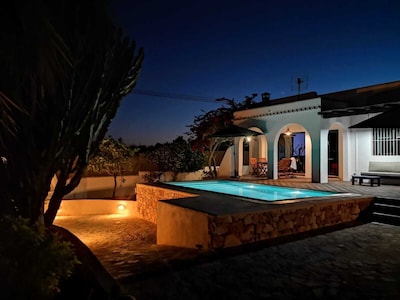 Beautiful house with large garden, in Ibiza town, for 5 people. 