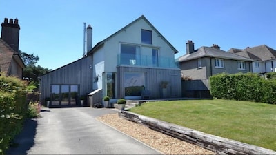 5 bed, heated pool May-mid Oct, walk to beach, sea views, modern family house