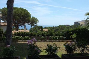 Garden and sea views - Vistas al jardín y al mar desde la terraza.