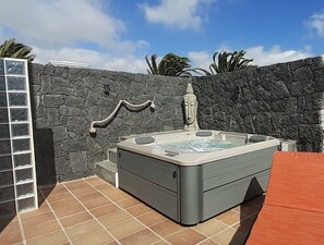 Sheltered Hot Tub & Warm Outdoor Shower