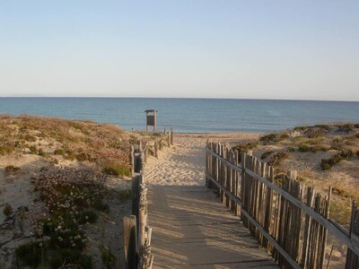 A 30 pasos del mar, las dunas de arena