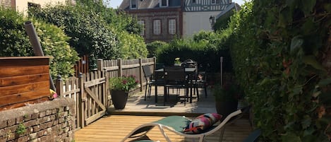 La terrasse de 40 m2, plein sud, entièrement en bois et carrelage. Un vrai plus.