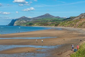 5 minutes walk to the fabulous Nefyn Beach