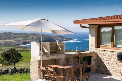 Casa rústica con finca privada y vistas al mar, situada en el Cabo Touriñán