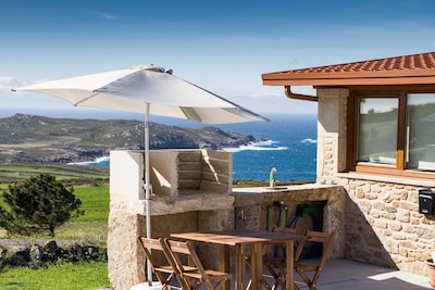 Landhaus mit einem privaten Grundstück und Meerblick, befindet sich in der Cape Touriñán