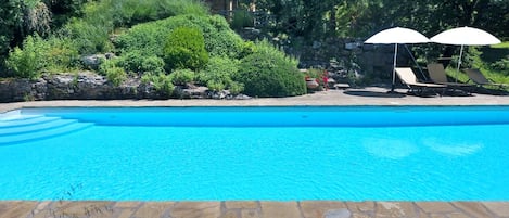Castellino Swimming Pool With Garden & Sun Loungers. Tuscany Umbria Holiday 