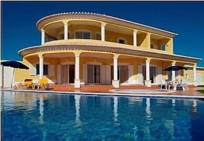 Von einem Architekten gestaltete moderne Villa, mit toller Aussicht hinab zum Meer in Richtung Lagos