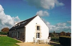 Rear view  and garden of Les Anglais