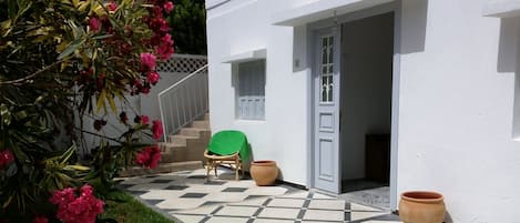 façade de la maison. Accès à l'étage par l'escalier extérieur.