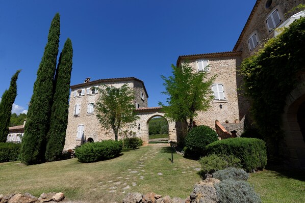 View of the main central entrance