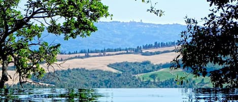 Vista verso Volterra dalla piscina infinity