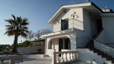 Exquisita villa de vacaciones, amplia terraza y piscina en el campo siciliano
