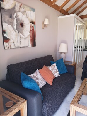 Cosy seating area/bed settee