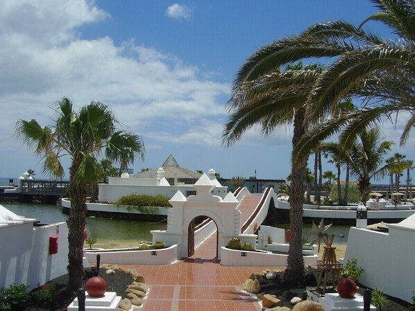 Bridge to Mai Tai. Bar food. Heated pool