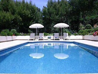 Villa con vistas al mar, piscina privada y hermosos jardines