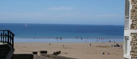 Vue de la cuisine et du salon (plage à 20m)