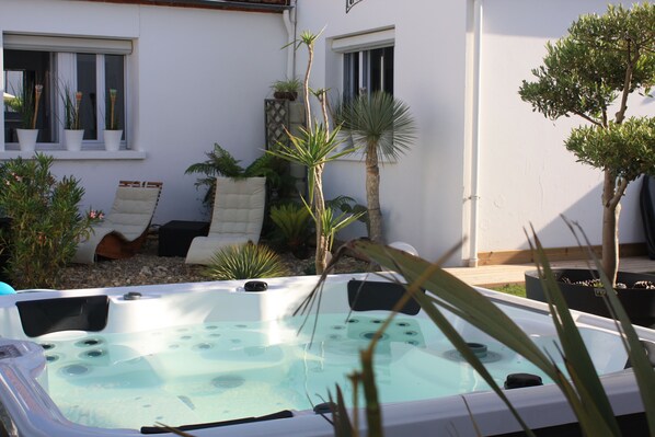 Outdoor spa tub