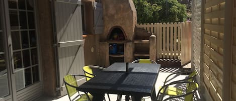 屋外ダイニングエリア
