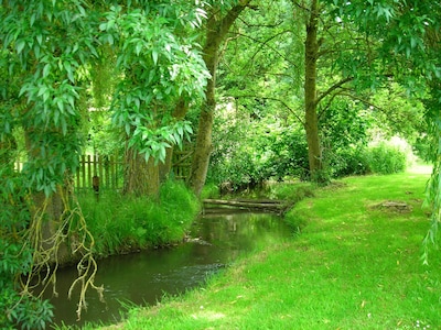 Tranquil riverside cottage in grounds of watermill.