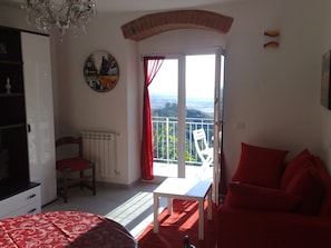 Salotto con balcone vista panoramica-Living room with sea and countryside views
