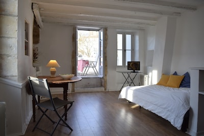 very bright 26 m2 studio with large terrace, historic center of La Rochelle