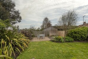 Muckledyke Cottage, Stiffkey: Fully enclosed garden