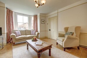 Main sitting room with TV