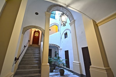 Elegant comfortable flat in noble palace, middle of historical centre of Palermo