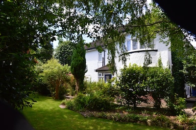 Harewood Haven: 1930s 8 Bed Luxury House