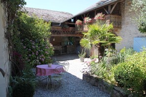 Ten court yard